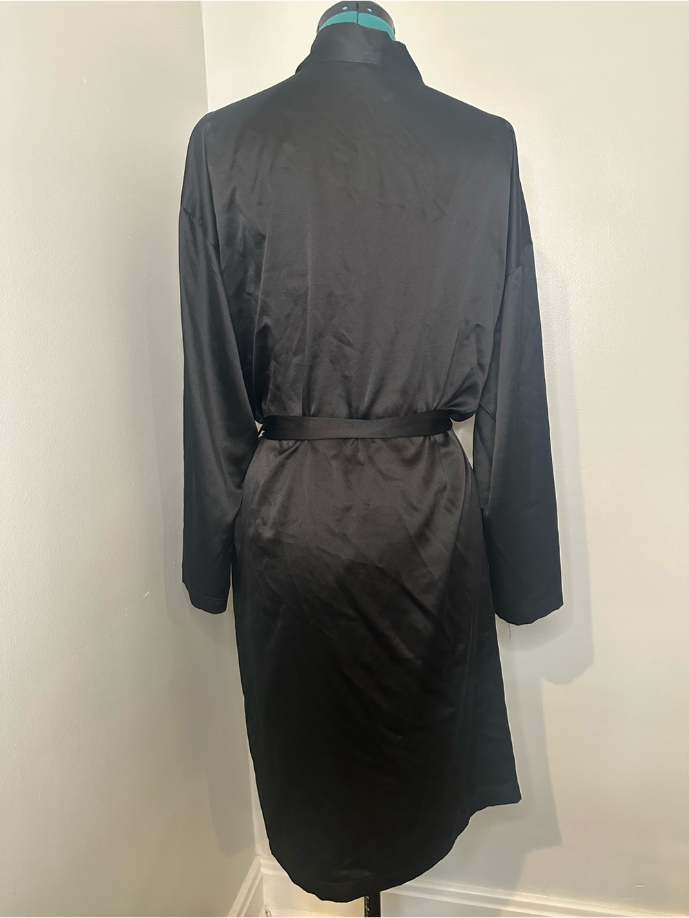 VICTORIA SECRET BLACK ROBE - Picture 4 of 10